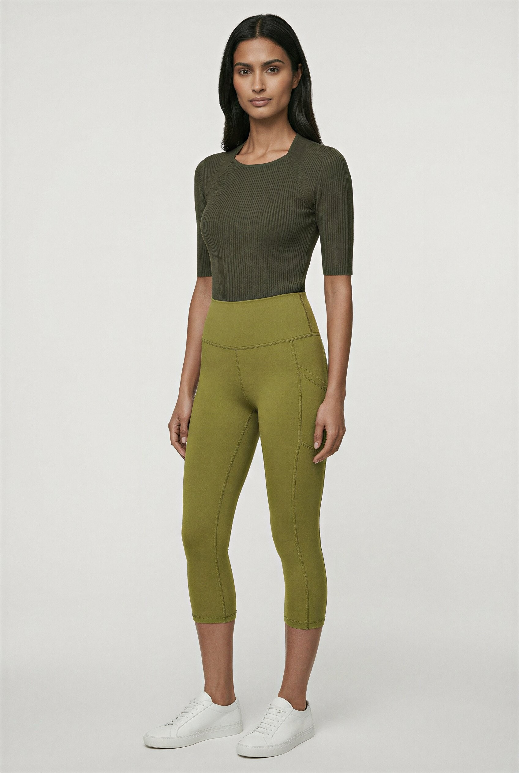 oolala Capri Solid Capri with Pockets 🦋 oolala ButterflySoft™ | Solid Capri with Pockets Women's Leggings#color_palm-green