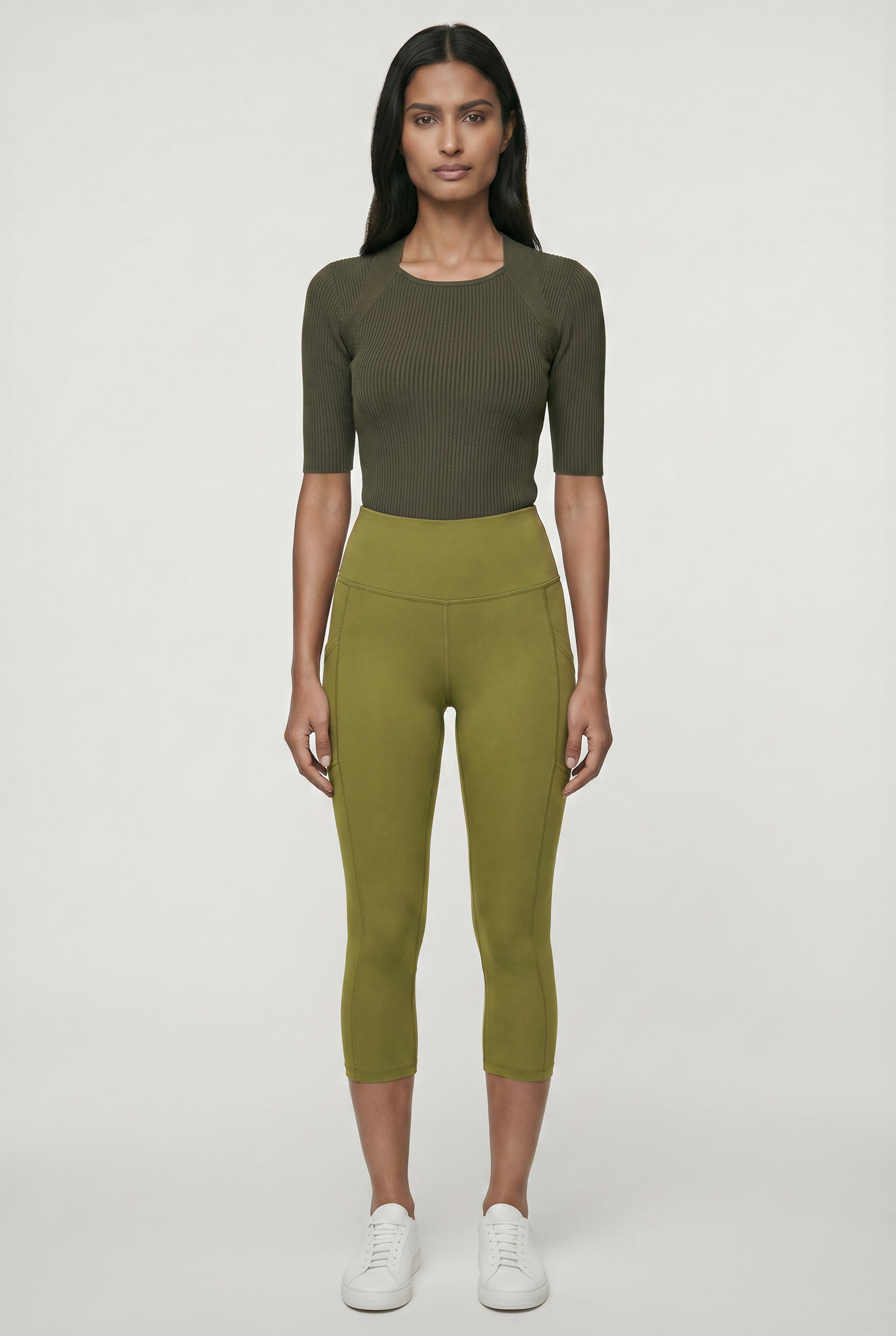 oolala Capri Solid Capri with Pockets 🦋 oolala ButterflySoft™ | Solid Capri with Pockets Women's Leggings#color_palm-green