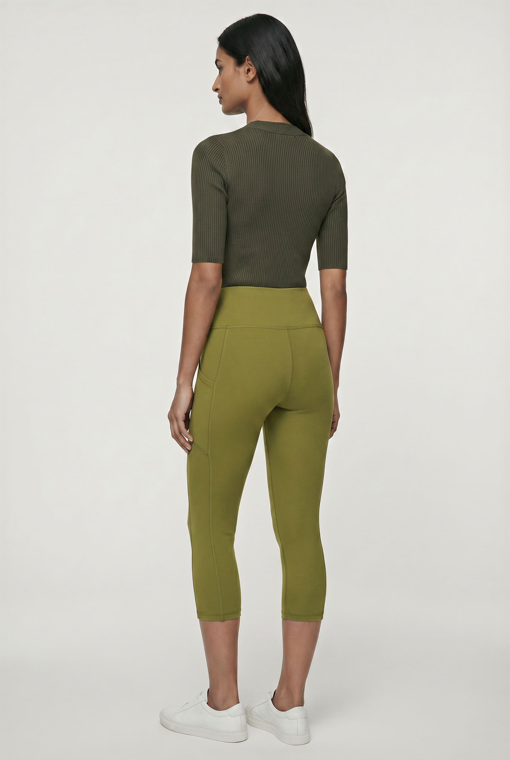 oolala Capri Solid Capri with Pockets 🦋 oolala ButterflySoft™ | Solid Capri with Pockets Women's Leggings#color_palm-green
