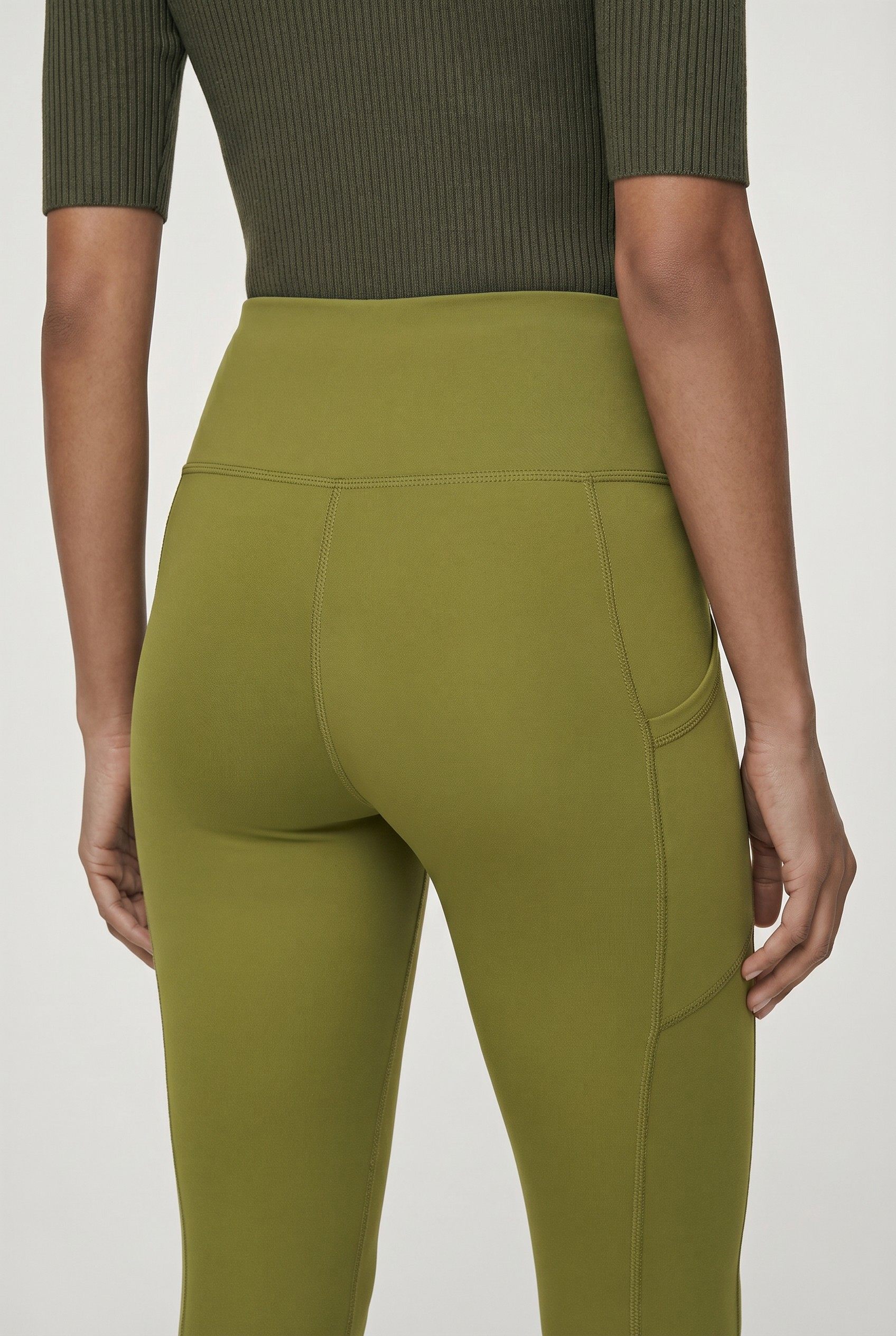 oolala Capri Solid Capri with Pockets 🦋 oolala ButterflySoft™ | Solid Capri with Pockets Women's Leggings#color_palm-green